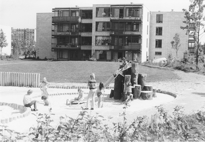 502994 Gezicht op de speelplaats bij de experimentele woningen aan de Sao Paulodreef te Utrecht.